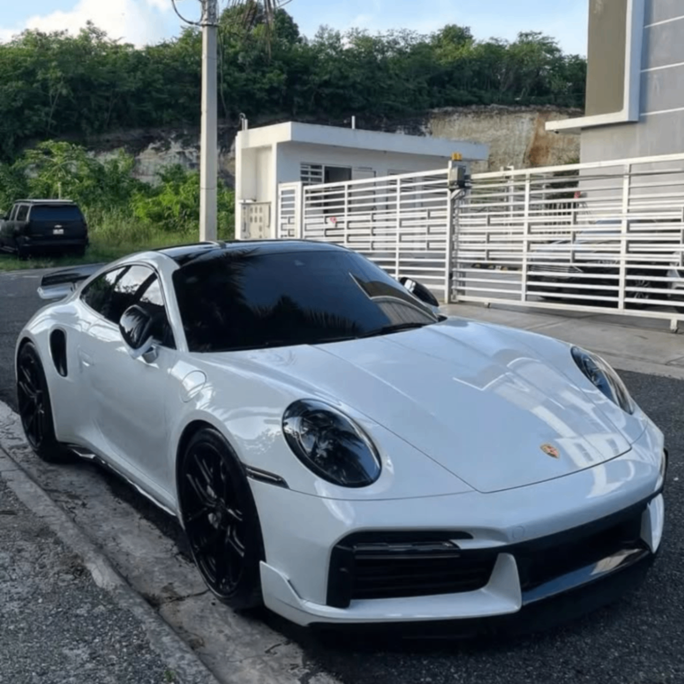 Carro esportivo branco de cliente atendido pela HJ Baterias