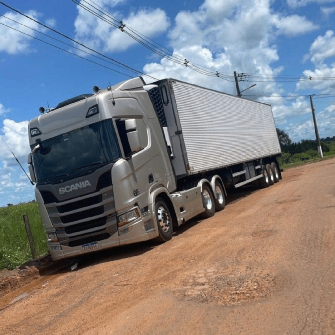 Caminhão baú de cliente atendido pela HJ Baterias