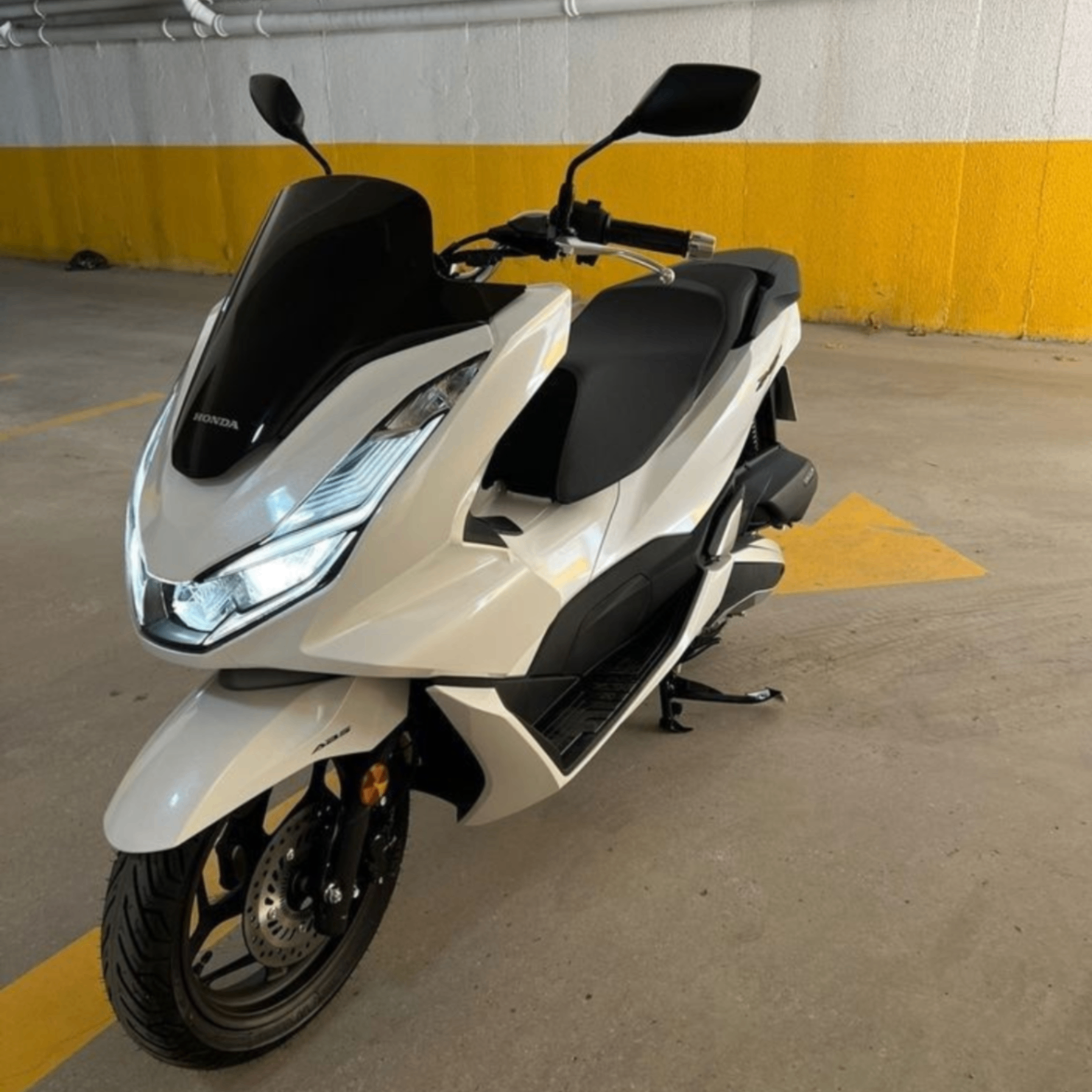 Scooter branca de cliente atendido pela HJ Baterias